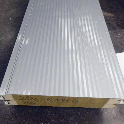 Stacked polyurethane sandwich panels with corrugated steel surface